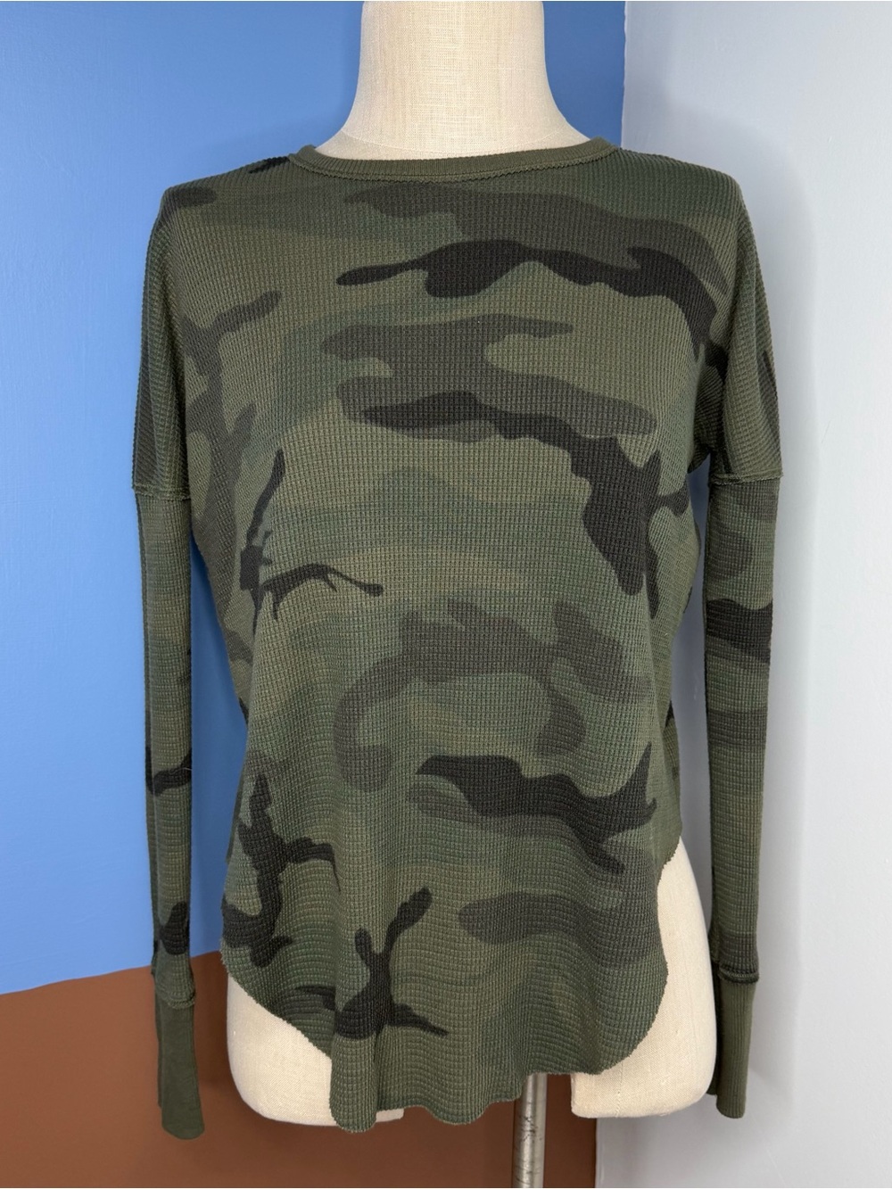 Aritzia Tna Camo Waffle Knit Thermal Long Sleeve Top Green Size XS